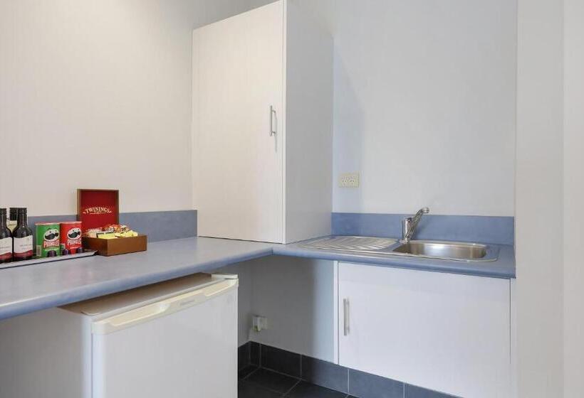 اتاق لوکس با وان آب گرم, Hamilton Townhouse Motel
