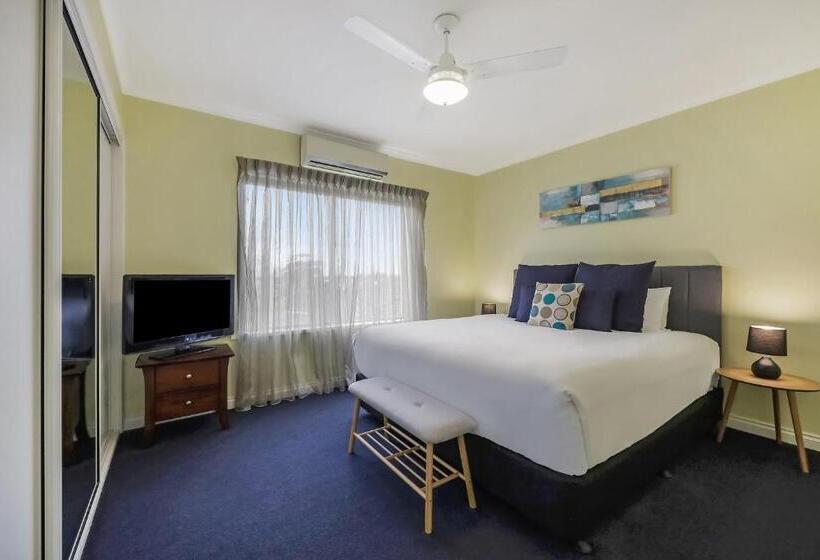 اتاق خانوادگی, Hamilton Townhouse Motel