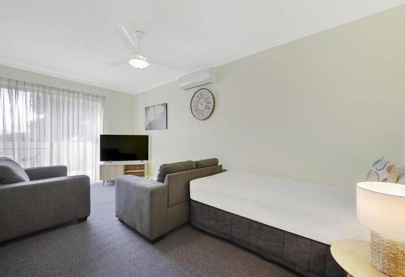 اتاق خانوادگی, Hamilton Townhouse Motel