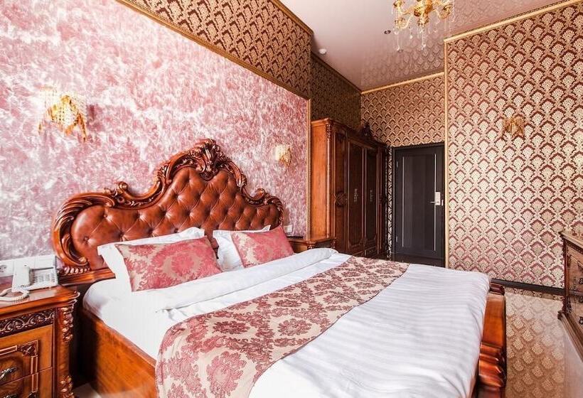 سوییت سوپریور, Golden House