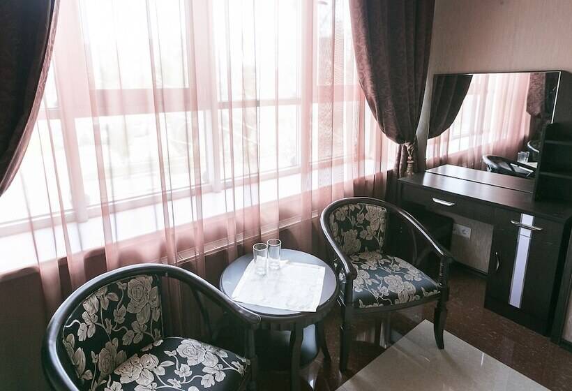 اتاق استاندارد, Golden House