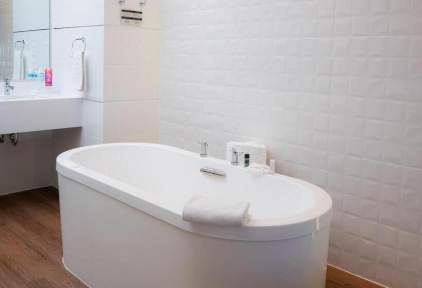 سوئیت با تخت بزرگ, Ramada Encore By Wyndham Queretaro
