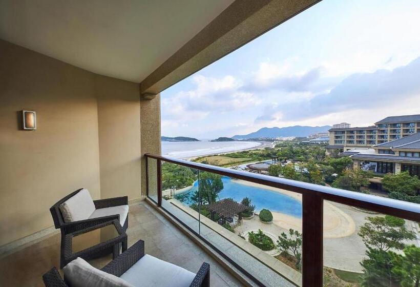 オーシャンビューのダブルベッドクラシックルーム, The Westin Zhujiajian Resort, Zhoushan