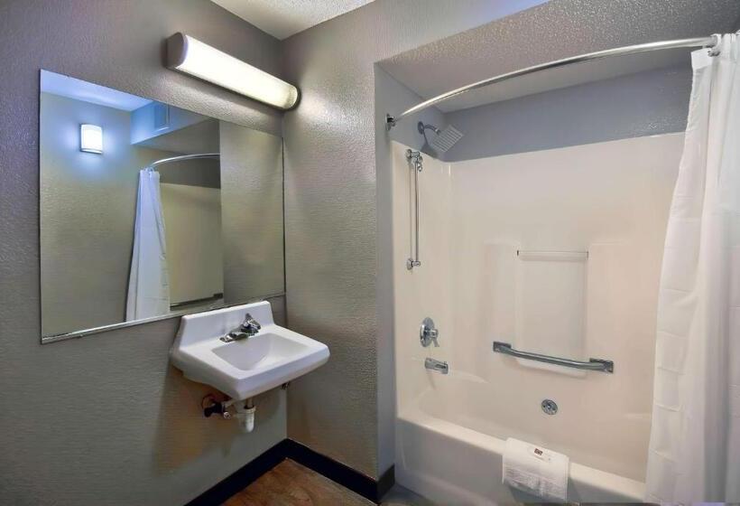 Standard Room Adapted for people with reduced mobility, Motel 6warren, Mi  Detroit East