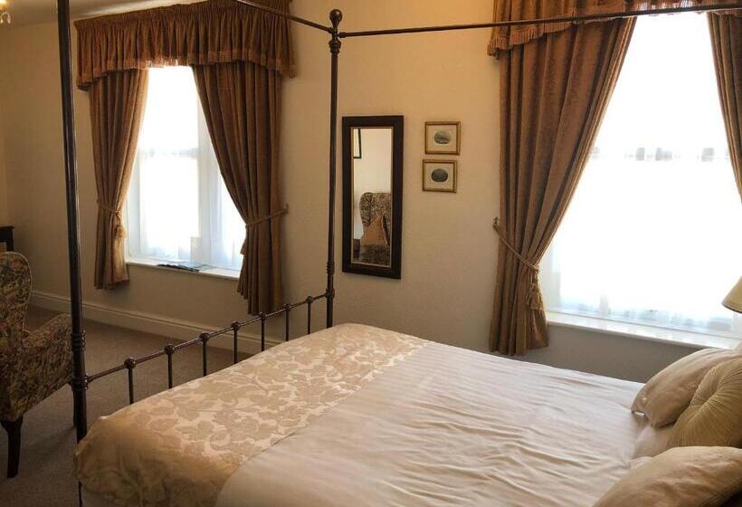 استودیوی سوپریور, Adcote House Exclusive For Adults