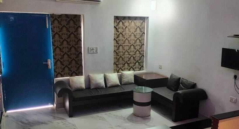 اتاق خانوادگی, Rahul Guest House