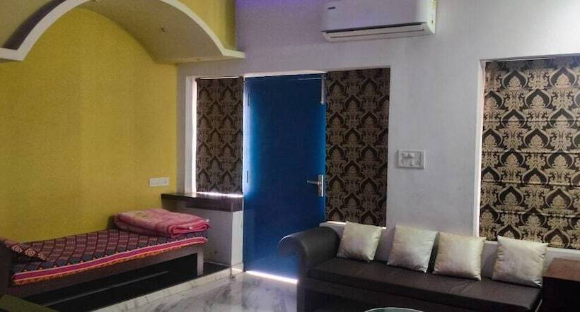 اتاق خانوادگی, Rahul Guest House
