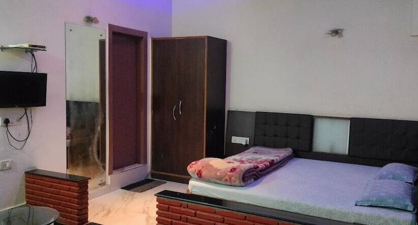 اتاق خانوادگی, Rahul Guest House