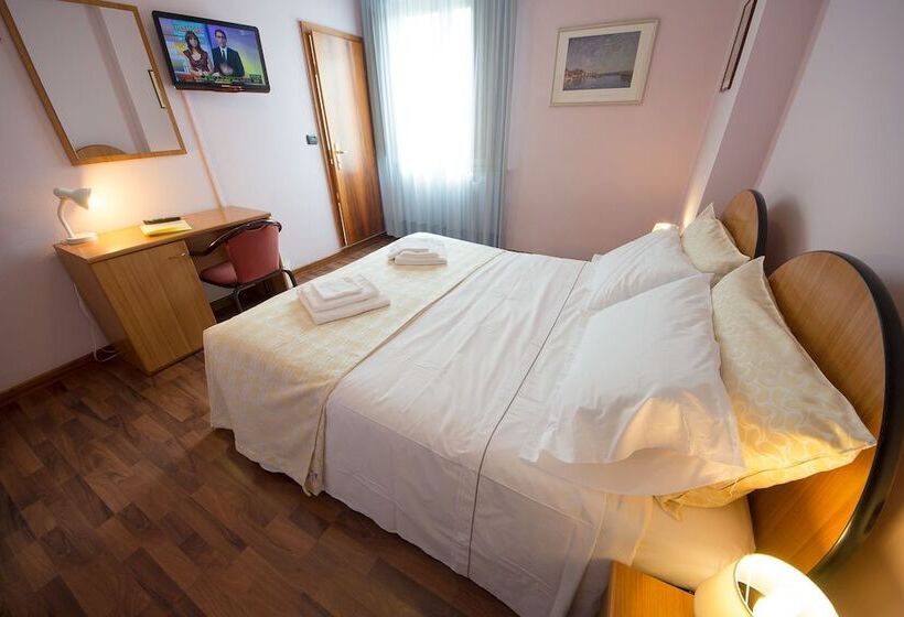 اتاق کلاسیک, De La Ville Depandance Di Hotel Augustus