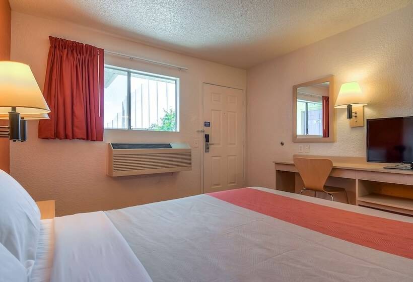 غرفة قياسية سرير مزدوج لذوى الإحتياجات الخاصة, Motel 6 Los Angeles  Rowland Heights