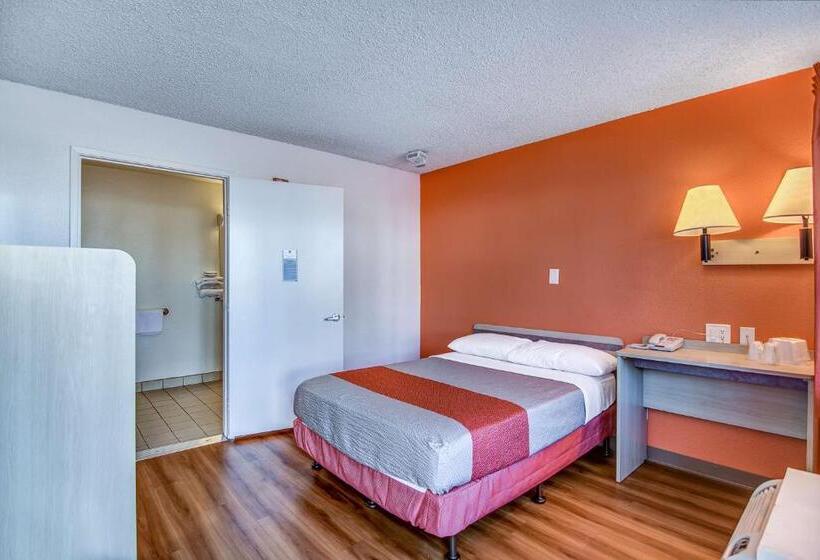 اتاق استاندارد برای معلولان, Motel 6stockton, Ca  Charter Way West