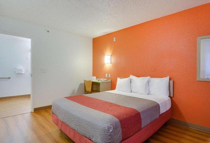 Standard Room Adapted for people with reduced mobility, Motel 6tacoma, Wa  South