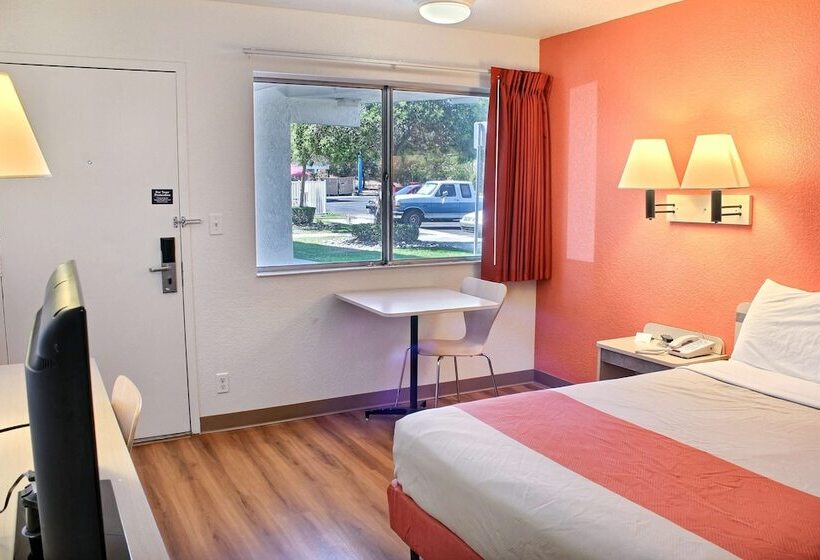 اتاق استاندارد با تخت دوبل برای معلولان, Motel 6atascadero, Ca