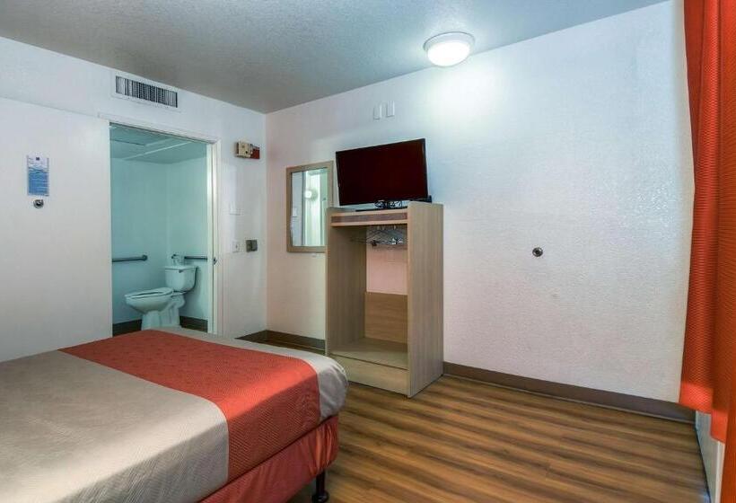 Standard Room Adapted for people with reduced mobility, Motel 6 Corona, Ca