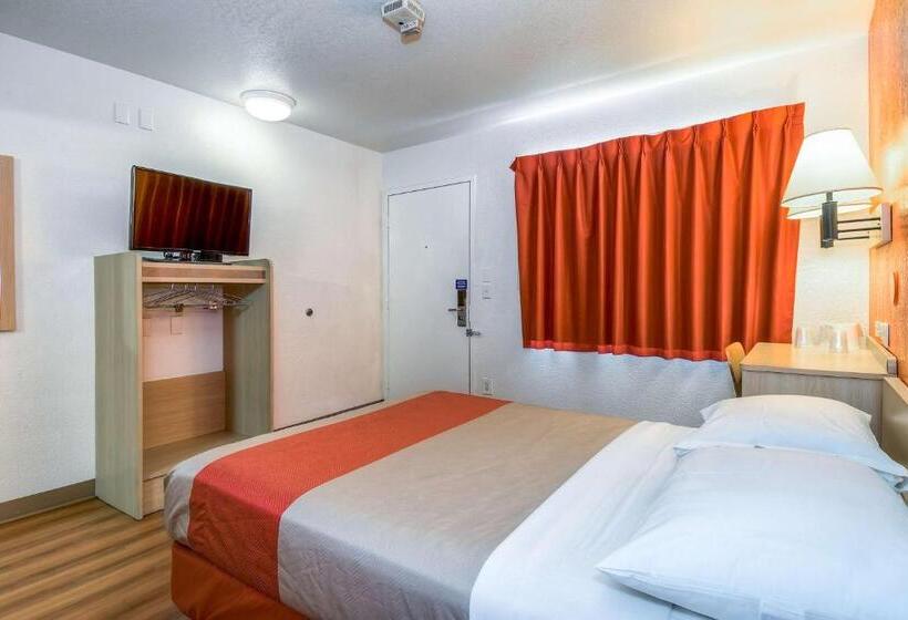 Standard Room Adapted for people with reduced mobility, Motel 6 Corona, Ca