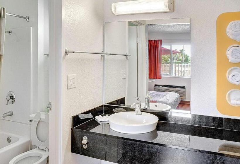 سوییت لوکس, Motel 6 Lancaster, Ca