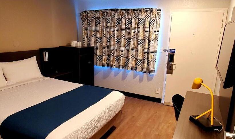 Standard Room Adapted for people with reduced mobility, Motel 6palmdale, Ca