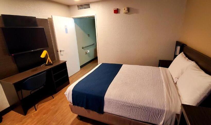 Standard Room Adapted for people with reduced mobility, Motel 6palmdale, Ca