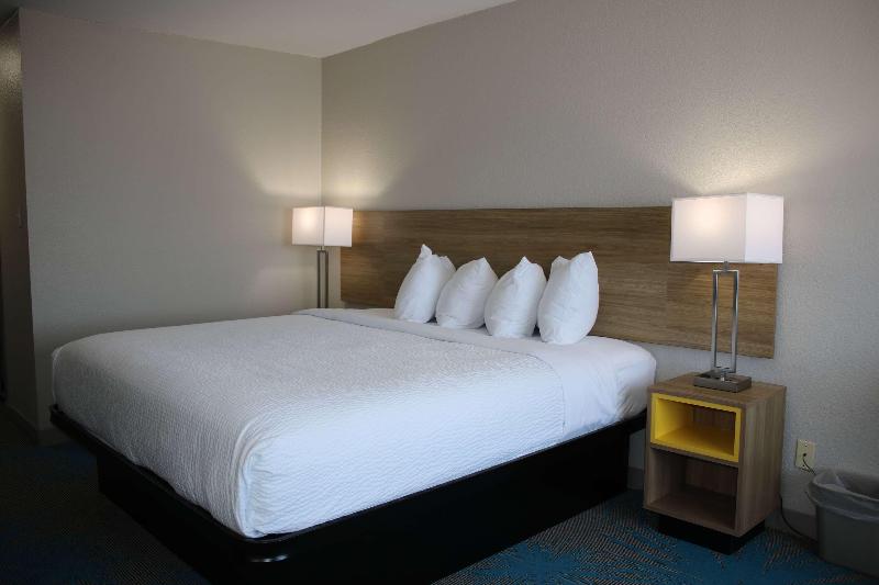 اتاق استاندارد با تخت بزرگ برای معلولان, Days Inn By Wyndham Waco University Area