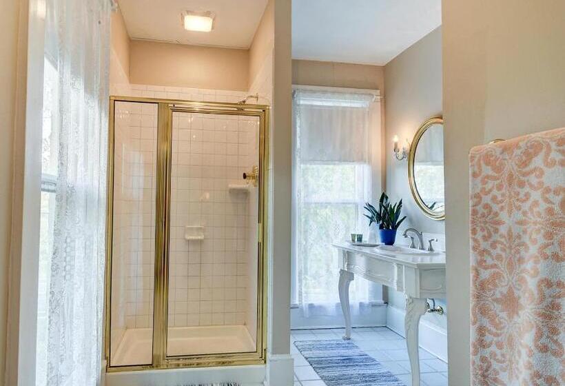 اتاق لوکس با تخت بزرگ, Prairie Guest House