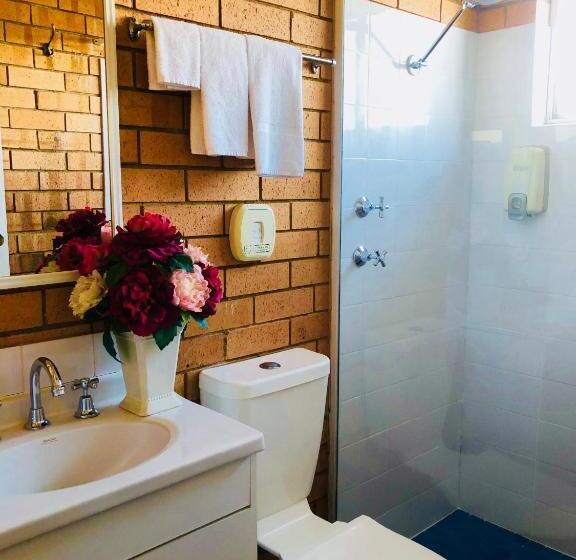 استودیوی استاندارد, Bosuns Inn Motel