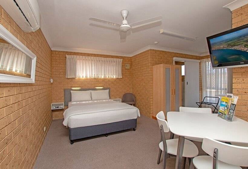 اتاق خانوادگی, Coast Inn Motel