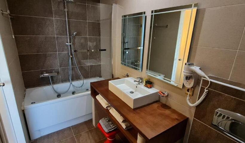 سوئیت اجرایی با بالکن, Manthos Mountain Resort & Spa
