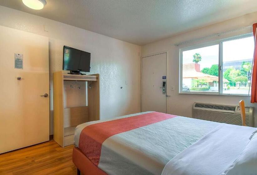 Standard Room Adapted for people with reduced mobility, Motel 6 Westminster South   Long Beach