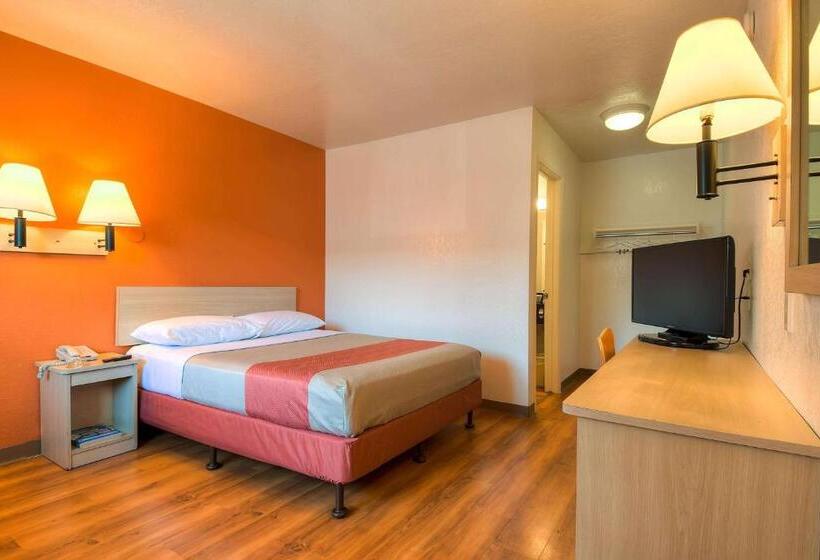 Standard Room Adapted for people with reduced mobility, Motel 6 Westminster South   Long Beach