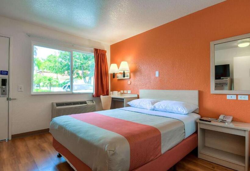 Standard Room Adapted for people with reduced mobility, Motel 6 Westminster South   Long Beach