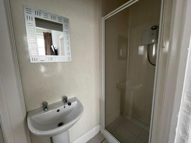 اتاق کلاسیک چهارنفره, Stay At 25