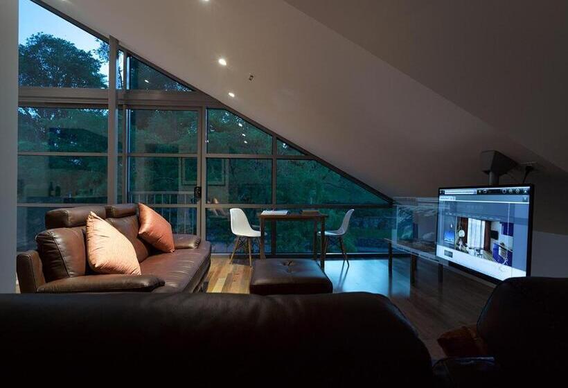 1 Bedroom Penthouse Apartment, Salamanca Wharf