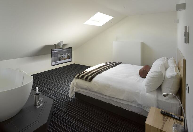 1 Bedroom Penthouse Apartment, Salamanca Wharf