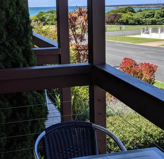 استودیو اجرایی, Seaview Motel & Apartments