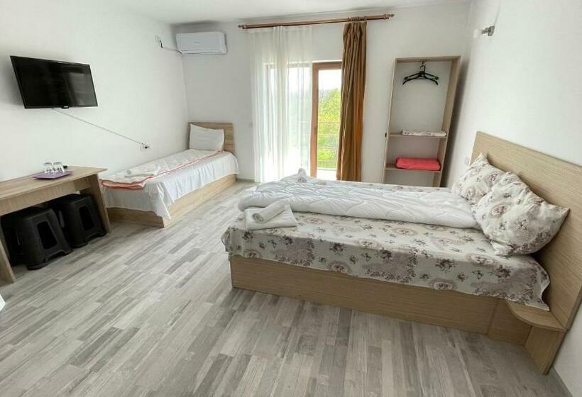 اتاق استاندارد سه تخته با بالکن, Casa Gore