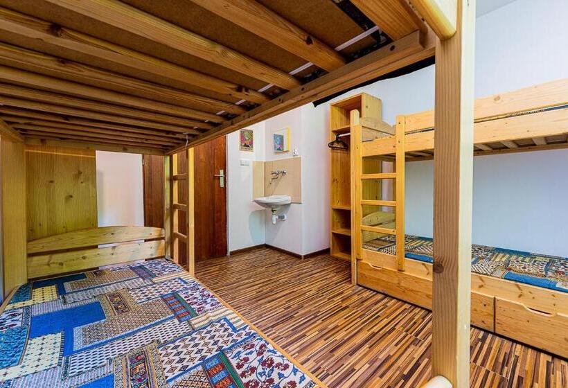 اتاق استاندارد چهارنفره با سرویس بهداشتی مشترک, Schronisko Pttk Pasterka
