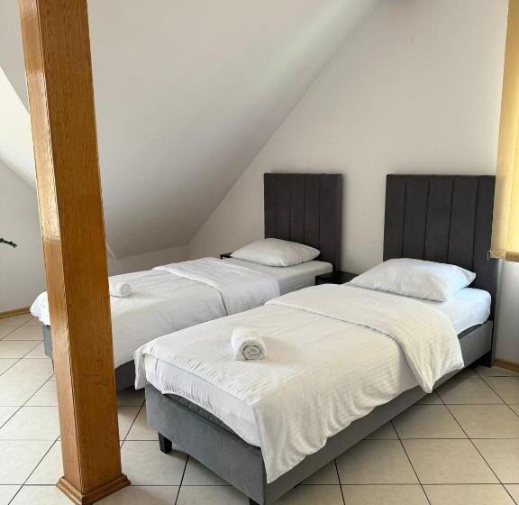 Economy Quadruple Room, Ik Maria