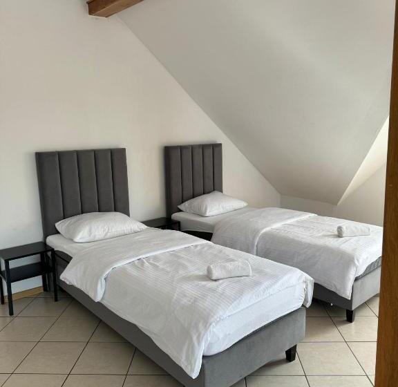 Economy Quadruple Room, Ik Maria