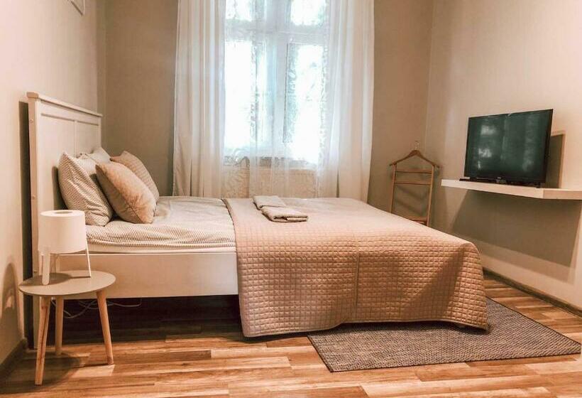 اتاق استاندارد با سرویس بهداشتی مشترک, Bankowa 8 Guest Rooms