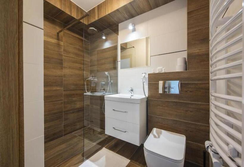 اتاق کلاسیک چهارنفره, Askana   Basen, Sauny, Jacuzzi