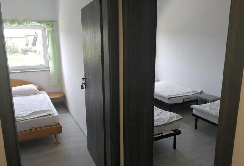 آپارتمان خانوادگی, Motel Oliv