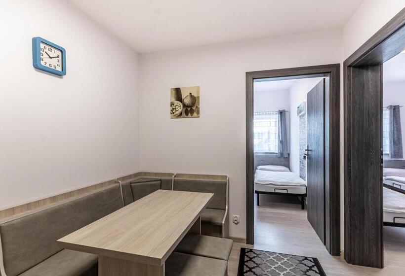 آپارتمان خانوادگی, Motel Oliv