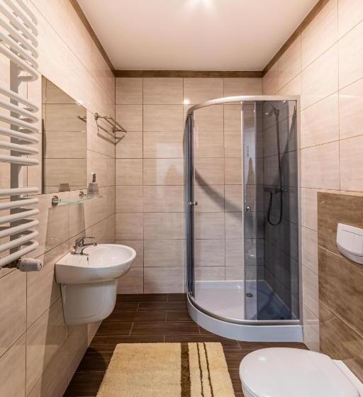 آپارتمان خانوادگی, Motel Oliv