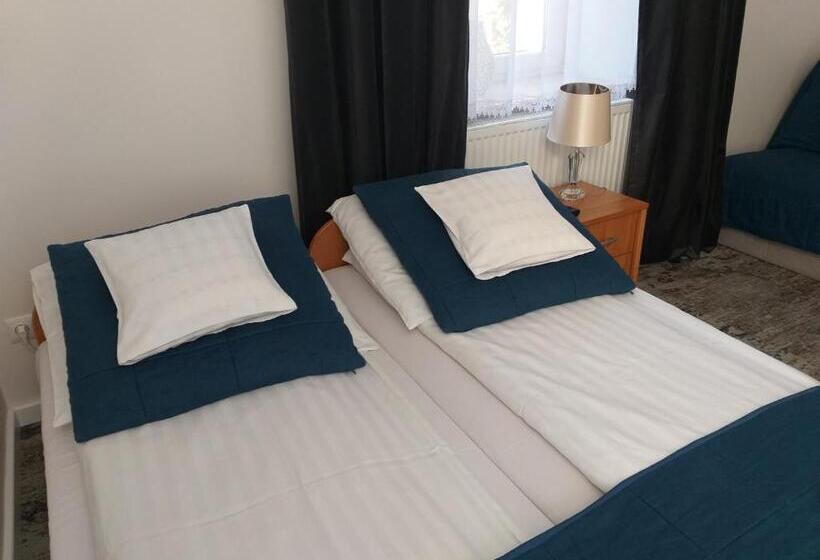 اتاق استاندارد چهارنفره با چشم‌انداز باغ, Apartamenty I Pokoje Gościnne Kołodziejówka