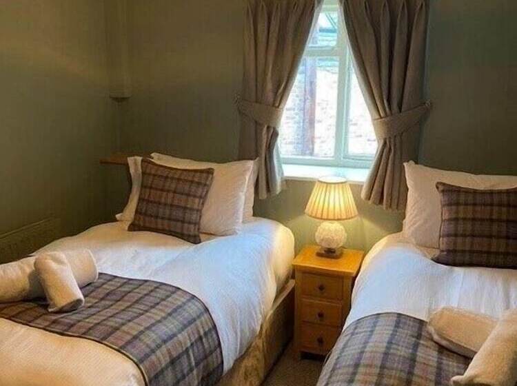 اتاق استاندارد چهار تخته, Black Lion Hotel Richmond North Yorkshire