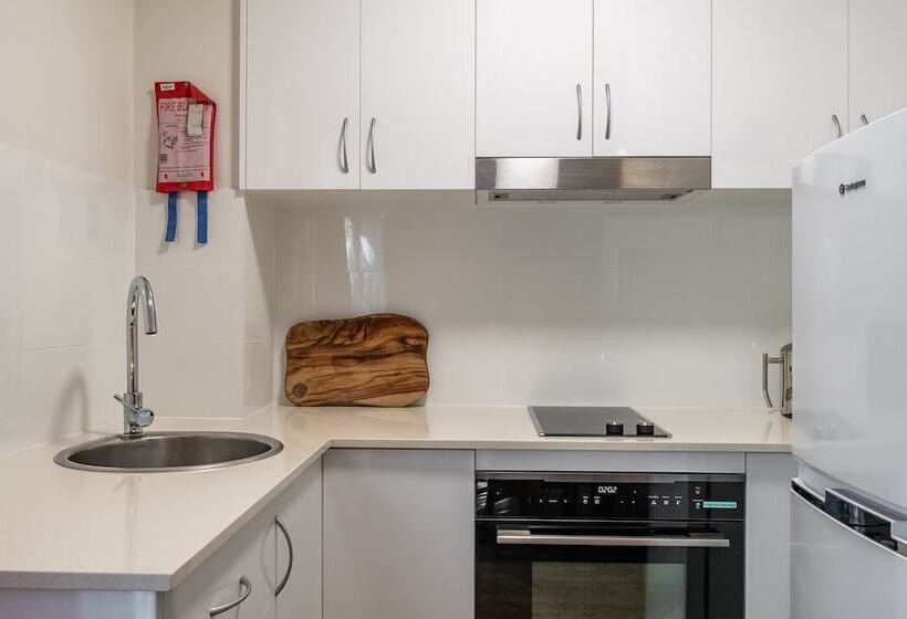 استودیوی استاندارد, Byron Central Apartments