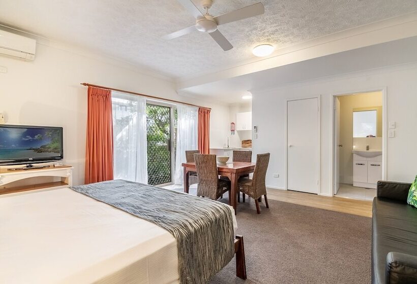 استودیوی استاندارد, Byron Central Apartments