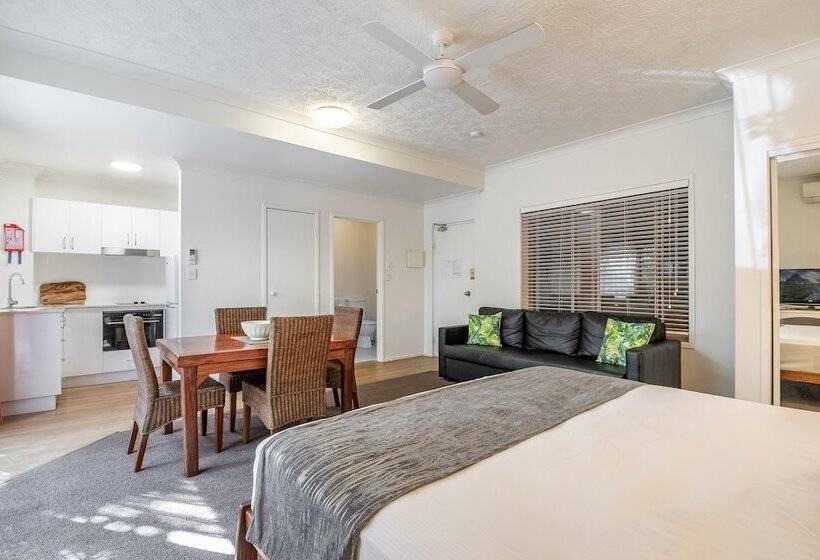 استودیوی استاندارد, Byron Central Apartments