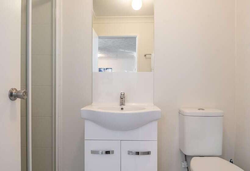 استودیوی استاندارد, Byron Central Apartments