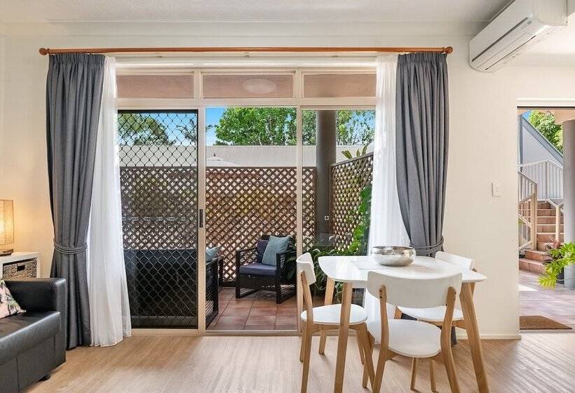 استودیوی استاندارد, Byron Central Apartments